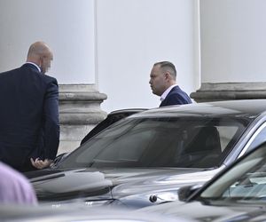 Karol Nawrocki który odbiera Kasię ze szkoły.