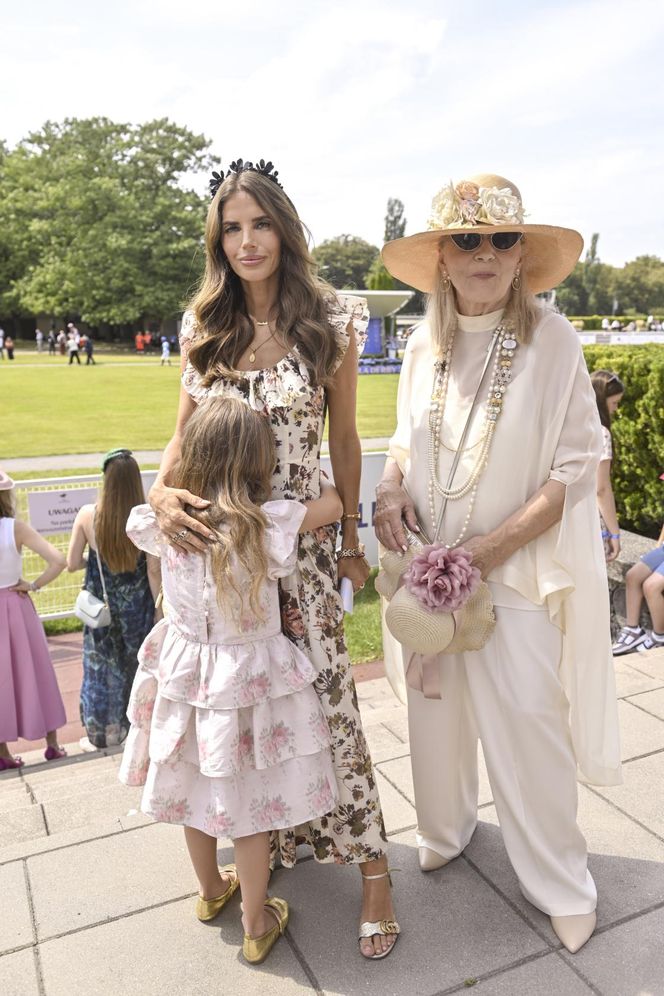 Weronika Rosati z rodzicami na Derbach w Warszawie. Na czerwonym dywanie pojawił się tłum gwiazd!
