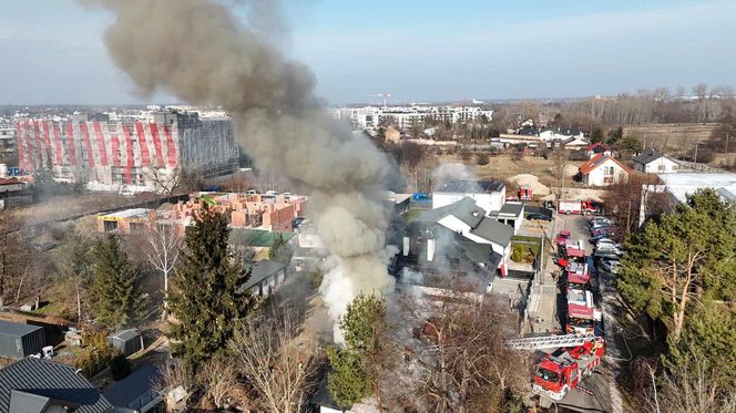 Potężny pożar domu parterowego w Warszawie. Gęsty dym widać było z kilku kilometrów