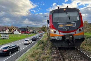 Barcice. Skoda zderzyła się z pociągiem. Kierowca osobówki miał ogromne szczęście
