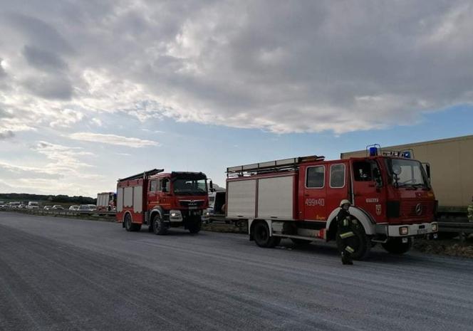 Kierowca ciężarówki zmiażdżył trzy samochody. Ranni, chaos na A4