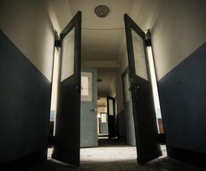 By nie oddać córki, zamknął ją w szpitalu psychiatrycznym. Jej mama odchodzi od zmysłów 