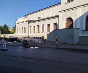 Trwa budowa parku kieszonkowego przy sali Podlasie MOK-u. Piesi mogą tu napotkać utrudnienia