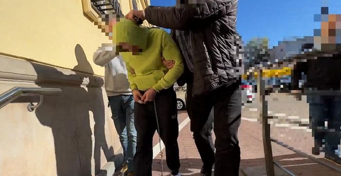 Bestialskie ataki na starsze kobiety w Warszawie. Policja zatrzymała podejrzanego. Zdradził go ślad na torebce