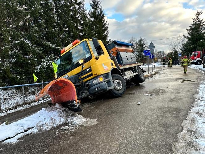 Pługosolarka zawisła na skarpie w Warszawie! Kierowca był kompletnie pijany