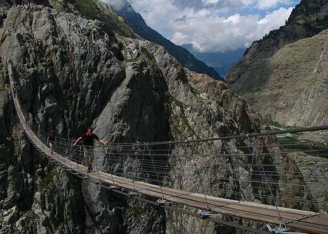 Jeden z najwęższych mostów w Europie - Trift Bridge w Szwajcarii ma długość 170 i zwiesza się nad stumetrową przepaścią. Fot. Thisisbossi