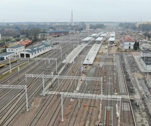 Stacja w Ełku, widok z drona na nowe perony i tory