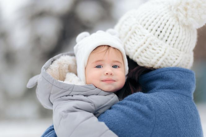 Jak ubierać dziecko i niemowlę zimą, aby nie zmarzło na spacerze?