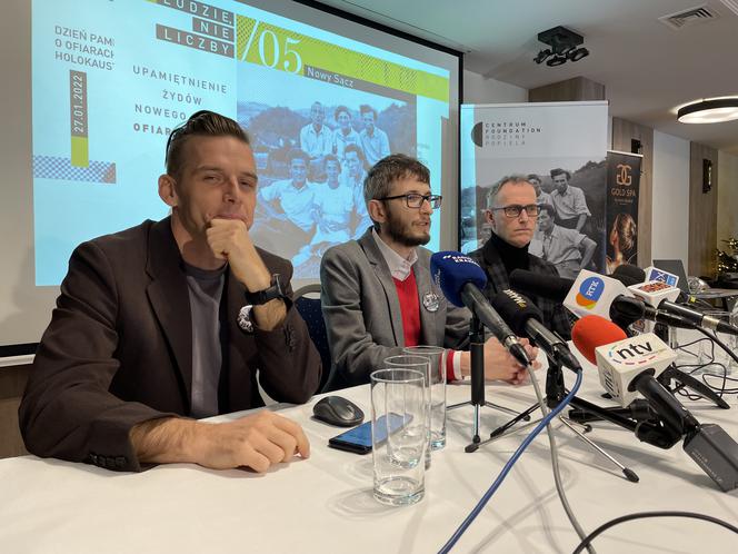 Dariusz Popiela, Łukasz Połomski i Artur Franczak podczas konferencji zapowiadającej obchody 80. rocznicy likwidacji sądeckiego getta