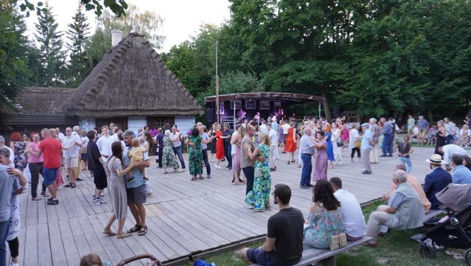 Sielanka na parkiecie w Muzeum Wsi Lubelskiej pod gołym niebem! Za nami kolejna potańcówka w rytmie miejskiego folkloru z Warszawy i Lwowa