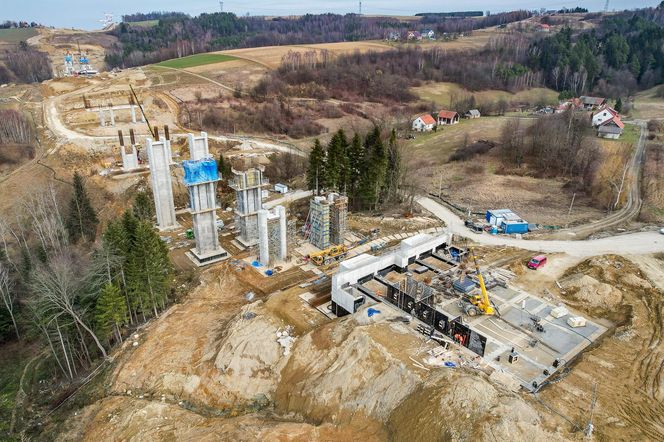 Na Podkarpaciu powstaje gigant! Samochody pojadą 80 metrów nad ziemią