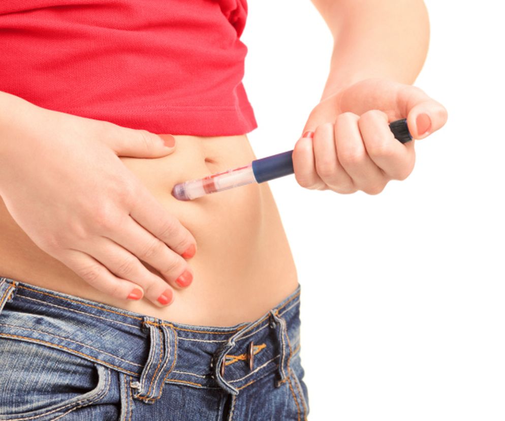 Jeśli tuż po wstrzyknięciu insuliny zamierzasz zjeść posiłek, zastrzyk najlepiej zrobić w okolicy brzucha.