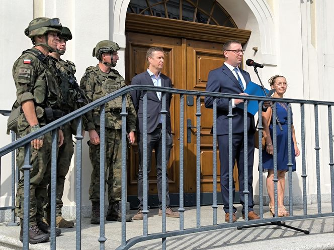 Żołnierze na rynku w Lesznie