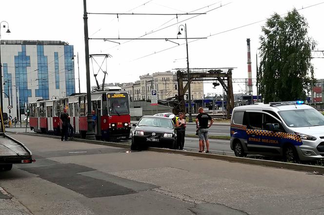 Samochód zablokował ruch tramwajów na ul. Zygmunta Augusta w Bydgoszczy! [ZDJĘCIA]