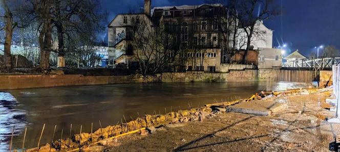 Alarm przeciwpowodziowy w powiecie kłodzkim. Rzeka wylała, są podtopienia 