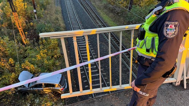 Jelenia Góra. 18-latka kierująca oplem spadła z wiaduktu