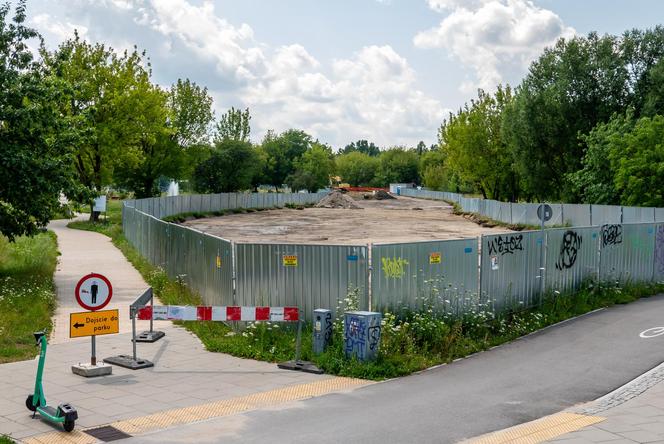 Odkrywkowa budowa tunelu tramwajowego pod parkiem Pięciu Sióstr na Ochocie