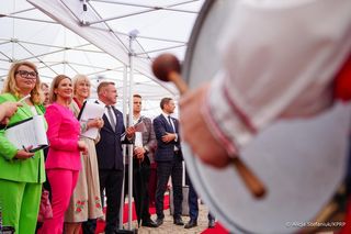 Marta Nawrocka w różu zachwyca na dożynkach! Wiemy, kto wygrał konkurs na najpiękniejszy wieniec