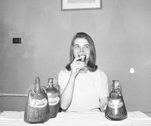 QUIZ PRL: Wódka walutą, bimbrownictwo oporem. Fenomen kultury picia w PRL-u