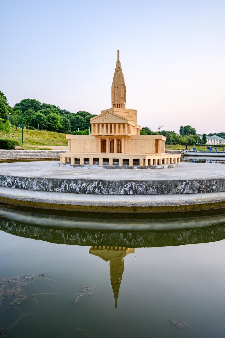Warsztaty Mood for wood 2023 w Poznaniu – projekt „Man-Made Bench” grupy prowadzonej przez Iwo Borkowicza z pracowni JEJU Studio i Jacka Kolasińskiego z biura HIROKO