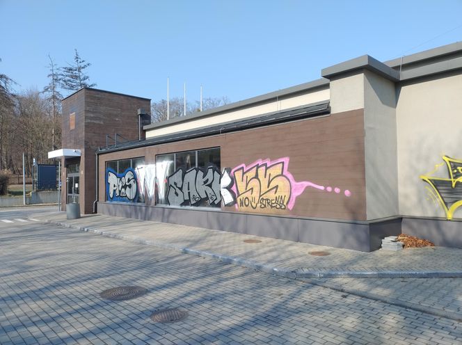 Opuszczony budynek KFC w Sopocie. Kultowe miejsce pokryło graffiti 