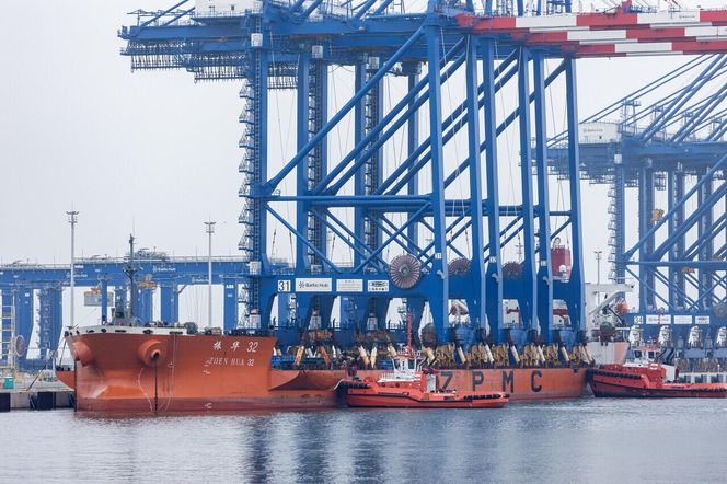 Gdańsk. Do nabrzeża Terminalu T3 na terenie Baltic Hub przybił statek Zhen Hua 32, na pokładzie którego do portu przypłynęły trzy ogromne suwnice przeznaczone do obsługi kontenerowców przy terminalu T3