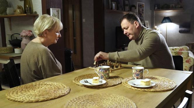 Barwy szczęścia, odc. 2677. Basia (Sławomira Łozińska), Artur Chowański (Jacek Rozenek)