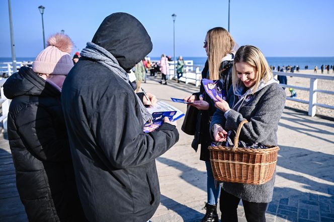 Marta Nawrocka żona kandydata na prezydenta RP Karola Nawrockiego zbiera podpisy na listach poparcia na Gdańskim molo w Brzezinie