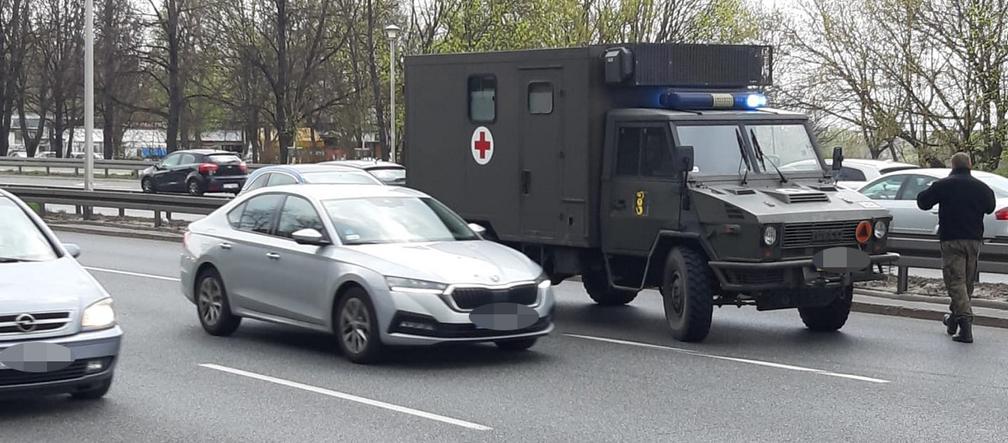 Zderzenie taksówki z ciężarówką wojskową