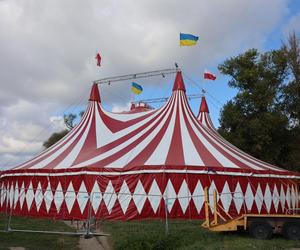 „Waterland”, czyli cyrk na wodzie w Lublinie. Na Błoniach pod Zamkiem rozłożono namiot cyrkowy