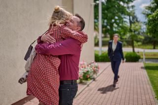 Na Wspólnej odc 4089. Renata (Marta Jankowska), Sławek (Mariusz Słupiński), urzędniczka (Katarzyna Dworak)