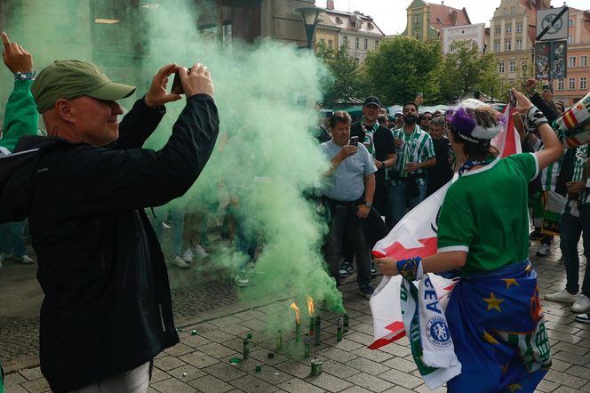 Kibice opanowali Wrocław. Tak wygląda stolica Dolnego Śląska w dniu finału Ligi Konferencji