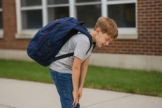 W szkołach zaczęli ważyć tornistry. Zbyt ciężki plecak może być groźny dla zdrowia uczniów!