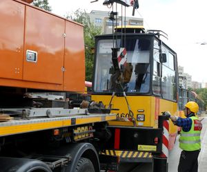 Tramwaj na Stegnach zawisł nad ziemią. Strażacy padli na kolana 