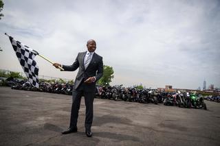 Zmiażdżył setke motocykli