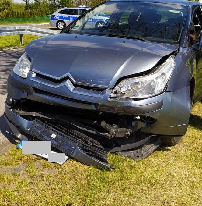 Czołowe zderzenie w gminie Piotrków Kujawski. Pijany sprawca uciekał przed policją