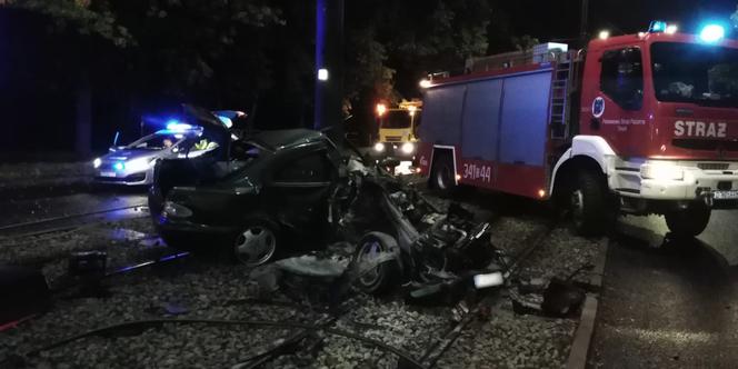 Tragedia w Toruniu. Kierowca UDERZYŁ W SŁUP TRAKCJI