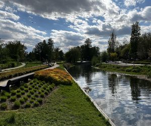   Ełk. Tłumy turystow odwiedzają to miasto. Jest największym na Mazurach