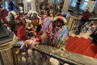 Żywieckie dziady narobiły larma w Katowicach. Barwny korowód przeszedł ulicami miasta