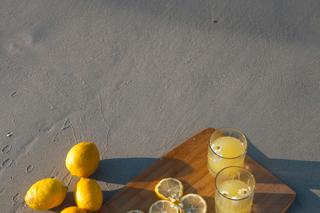 Lemoniada sprawdzi się podczas wypoczynku na plaży 