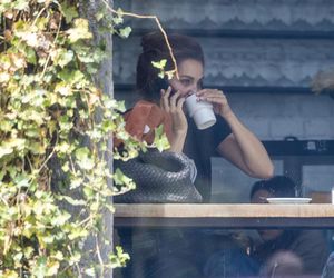 Małgorzata Socha stroi miny przy bajglu