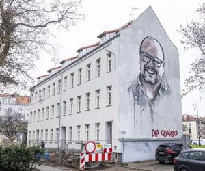 Paweł Adamowicz na muralu. Miał zniknąć, a wciąż zachwyca