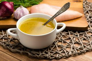 Zupa czosnkowo-imbirowa na bulionie drobiowym