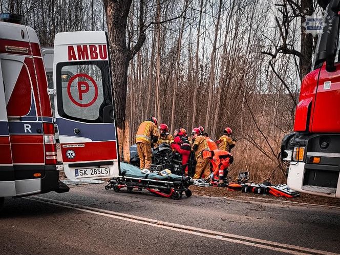 Wypadek w Bytomiu. Samochód został zmiażdżony