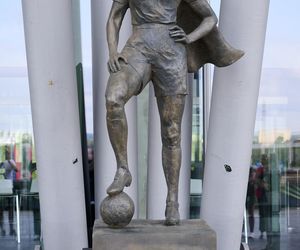 W Gdańsku odsłonięto pomnik piłkarki - superbohaterki