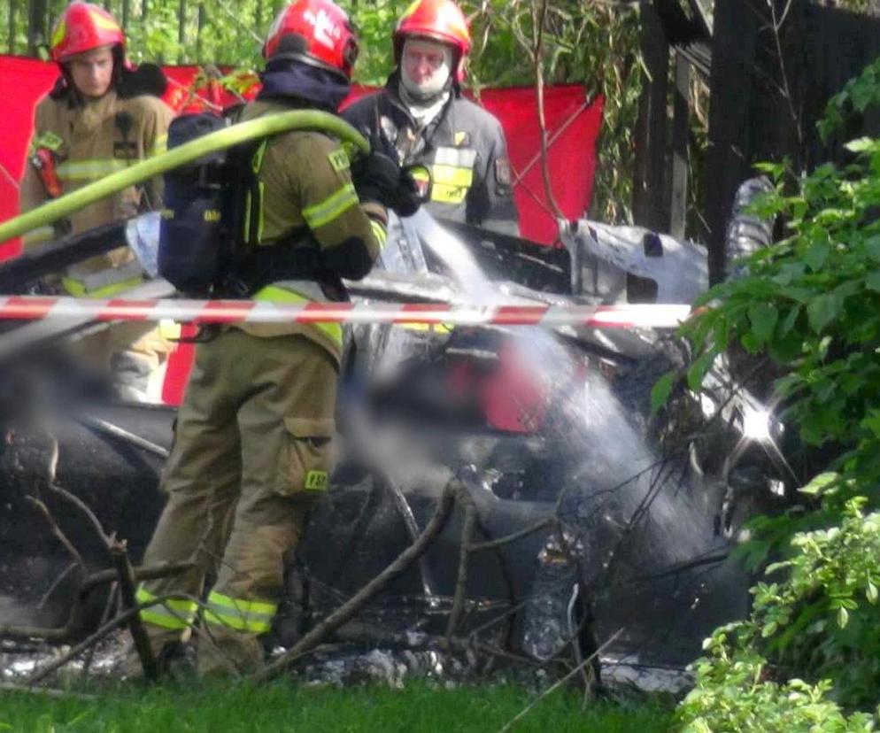 Auto uderzyło w drzewo i stanęło w płomieniach. Spłonęły trzy osoby!