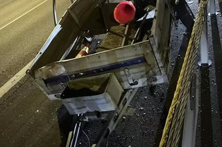 Wypadek na autostradzie A4. Samochód zderzył się z nieoświetloną przyczepką