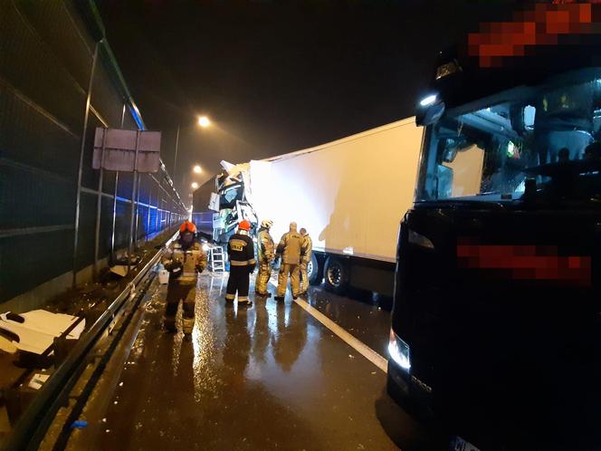 Nocny horror na A2. Zderzyły się dwie ciężarówki. Strażacy musieli wycinać kierowcę z kabiny!