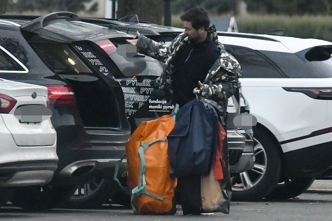 Jan Kliment z żoną i synem wyjeżdżają ze ślubu Kasi Cichopek i Macieja Kurzajewskiego