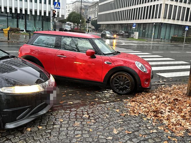 Niecodzienna kolizja w Śródmieściu. Pijana zgłosiła pijanego, oboje zostali zatrzymani